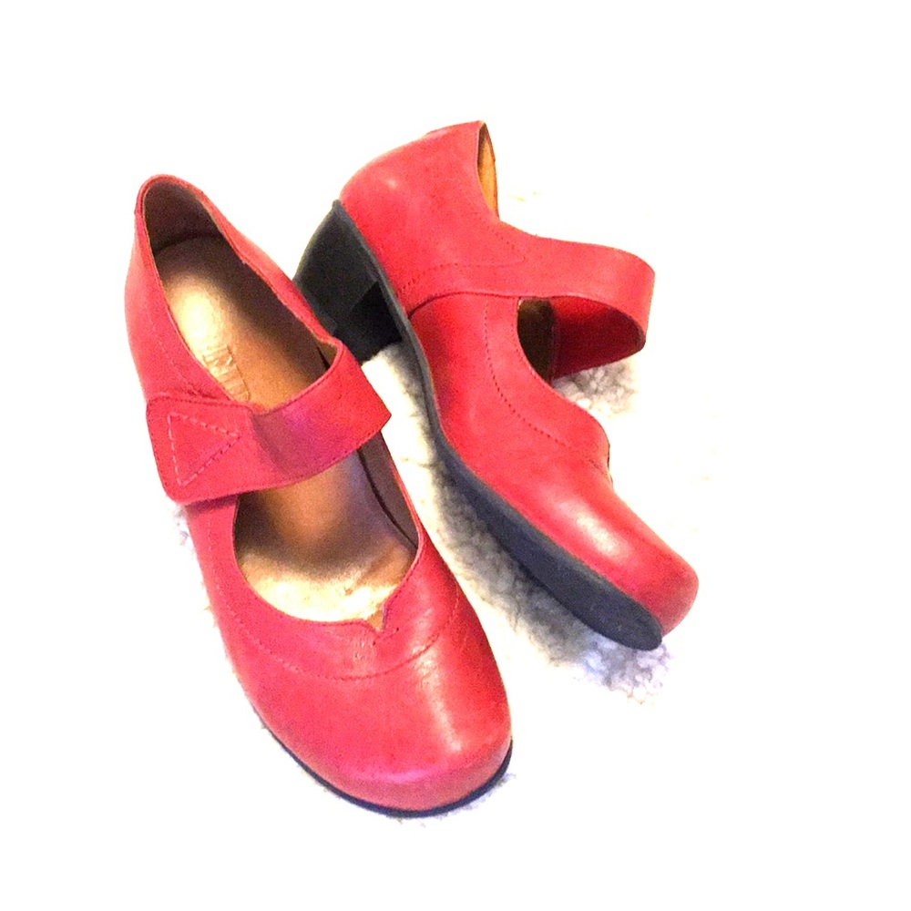FIDJI Red Mary Jane Pumps